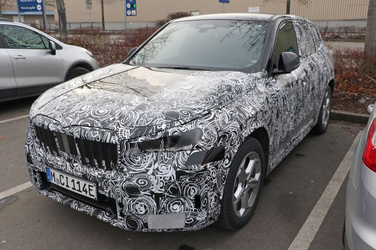 2022-BMW-iX1-spied1.jpg
