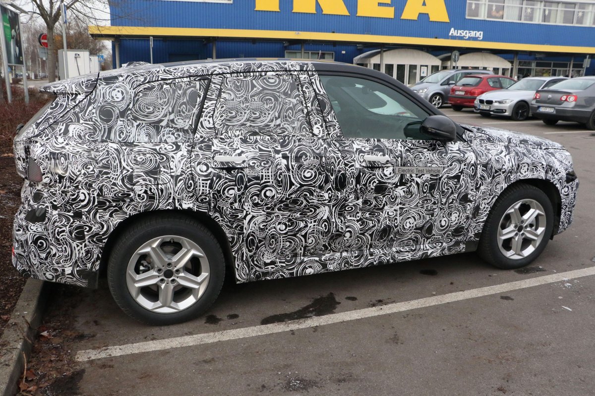 2022-BMW-iX1-spied2.jpg