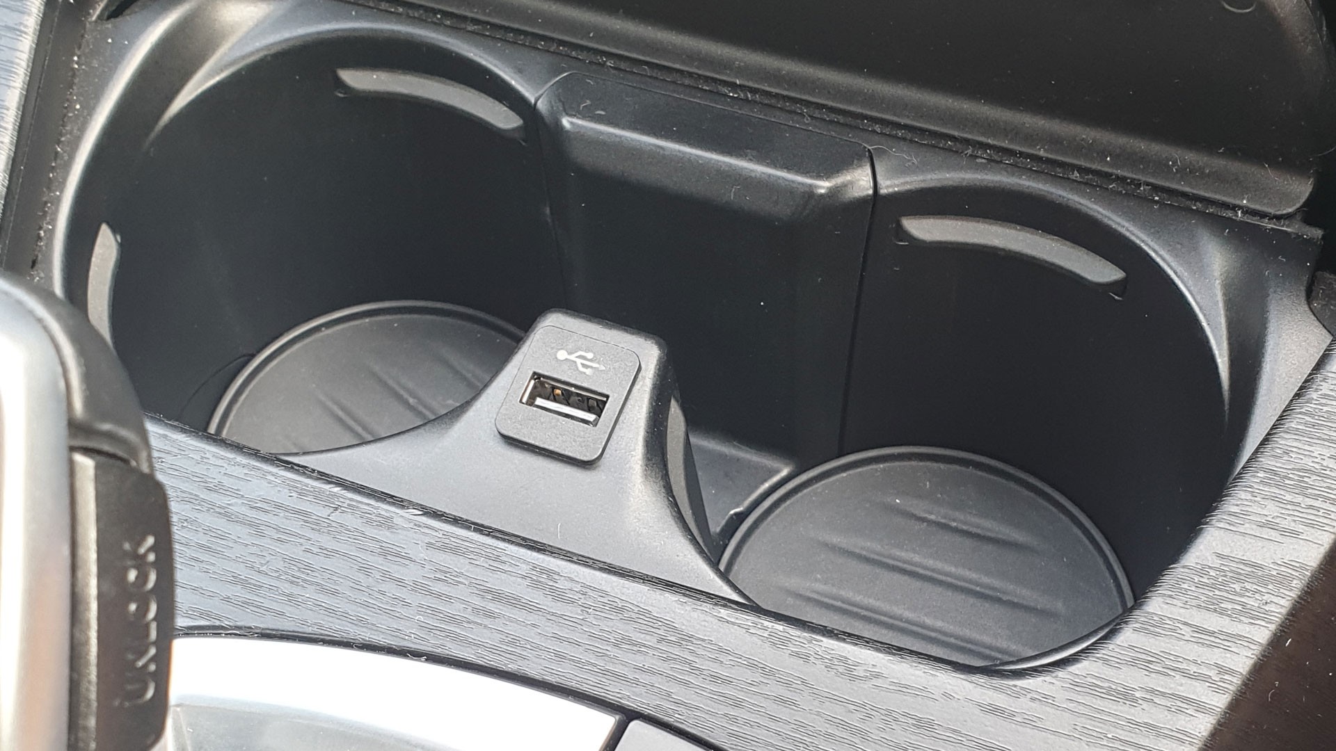 cupholder_usb_582590349.jpg