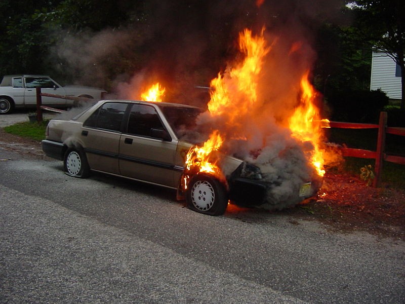 800px-car_fire_6.24.2004-1_8209037705.jpg