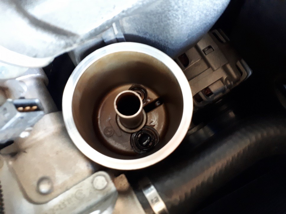 oil filter housing_8104709228.jpg