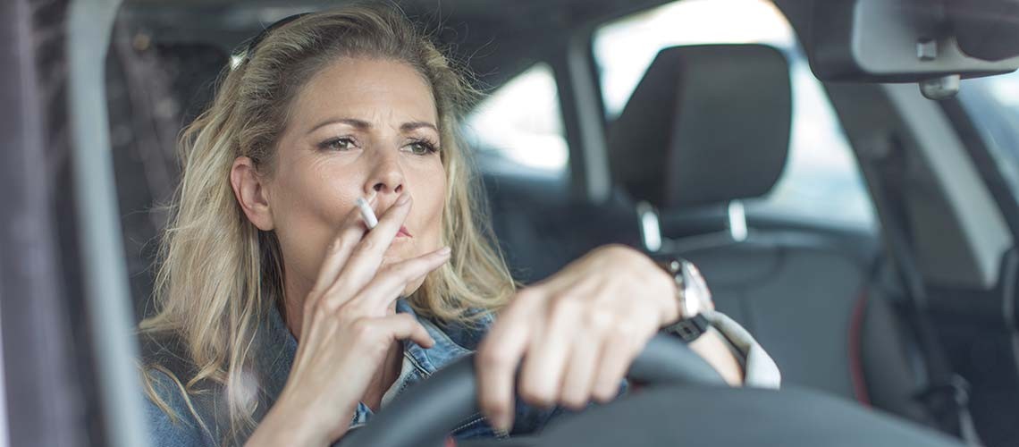 smoking-while-driving_295778687.jpg