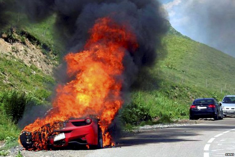 _48848342_swns_wrecked_ferrari_03.jpg