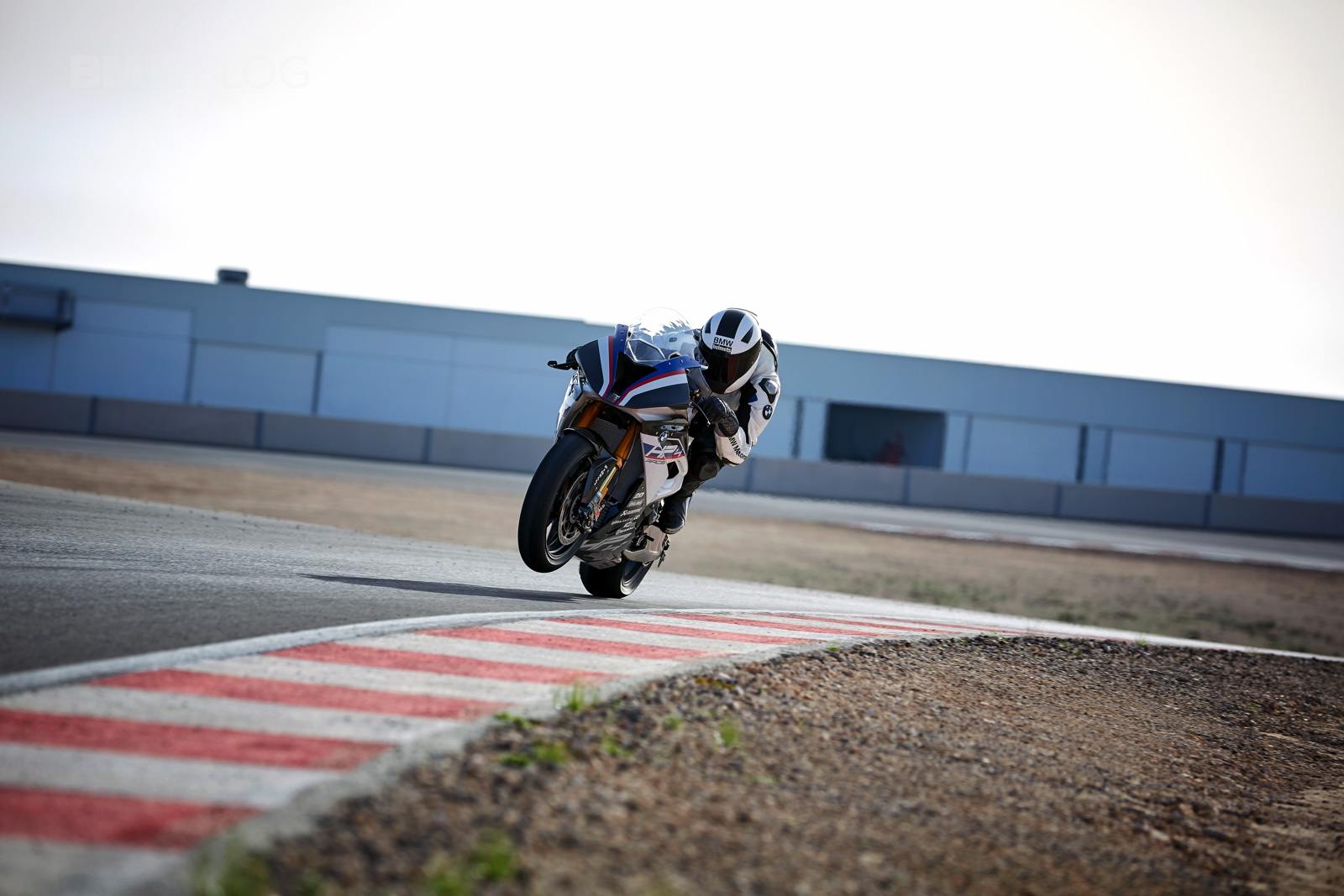 2017-BMW-HP4-03.jpg