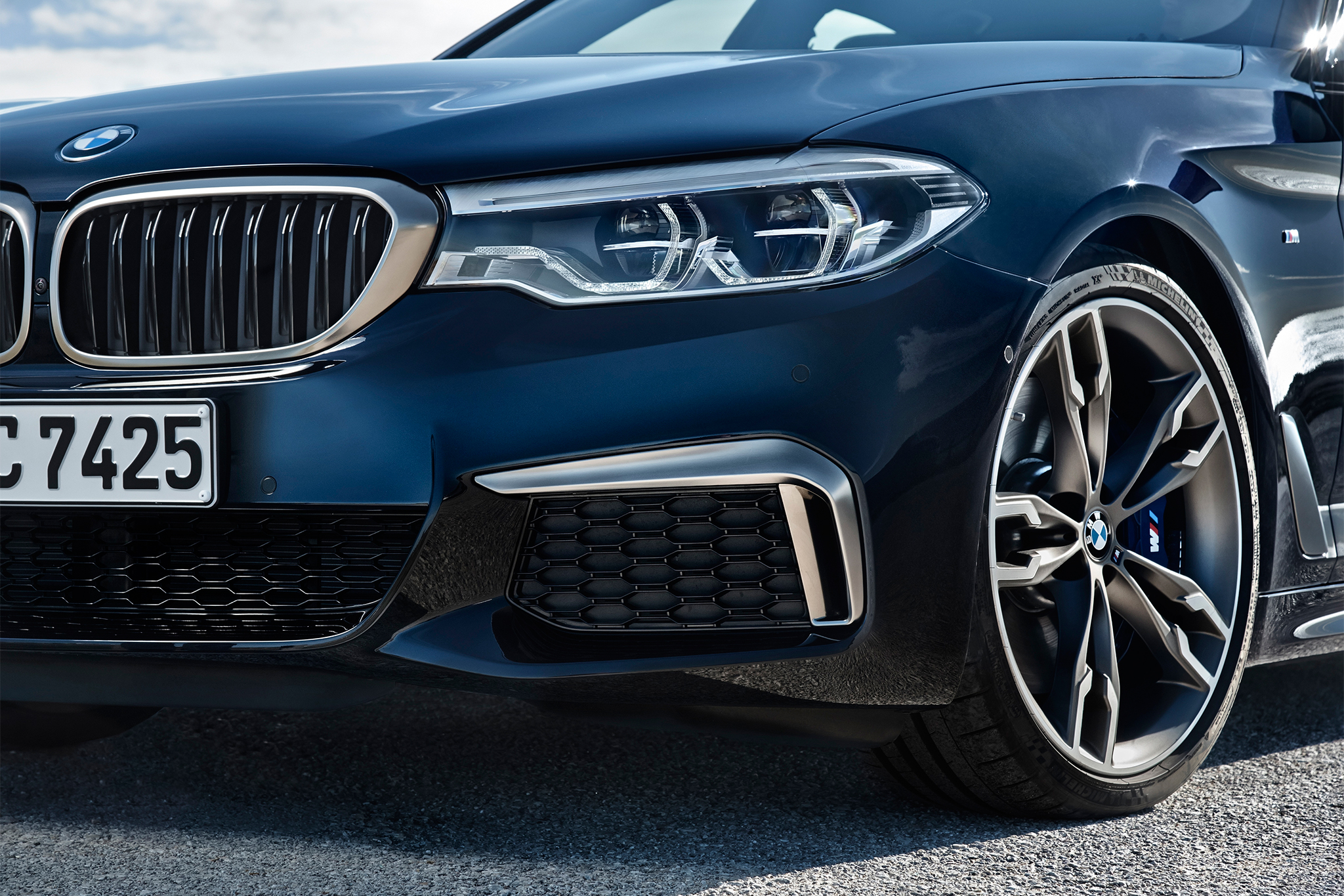 2018-BMW-M550i-xDrive-front-end.jpg
