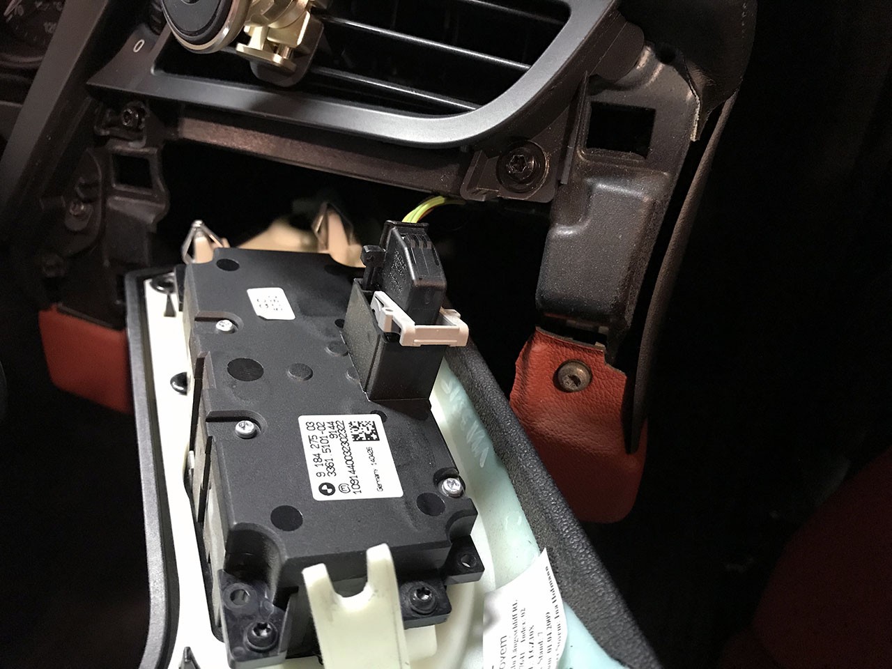 plug unclipping_3929365645.jpg