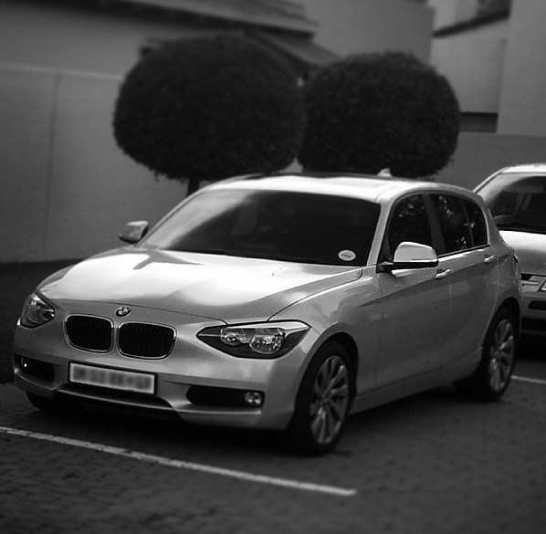car blurred_3326502870.jpg