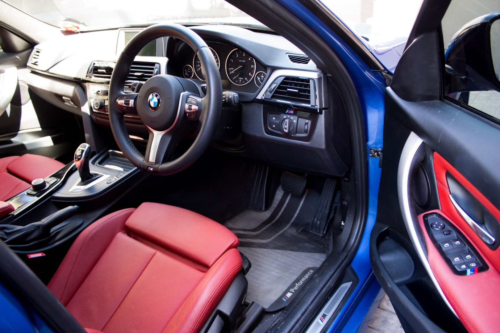 bmw interior2 (large)_5823182039.jpg