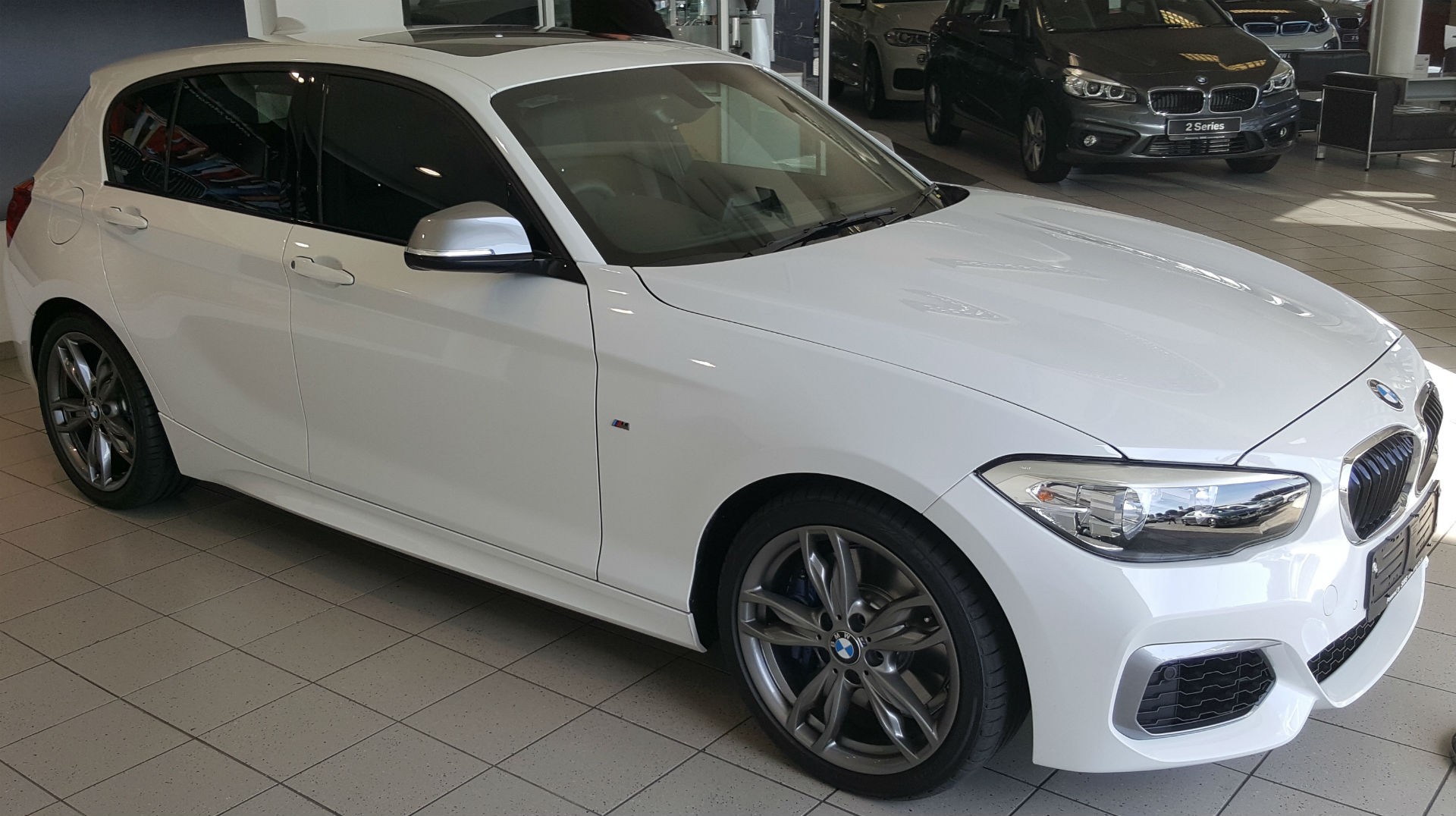m140i showroom - angle_4882430443.jpg