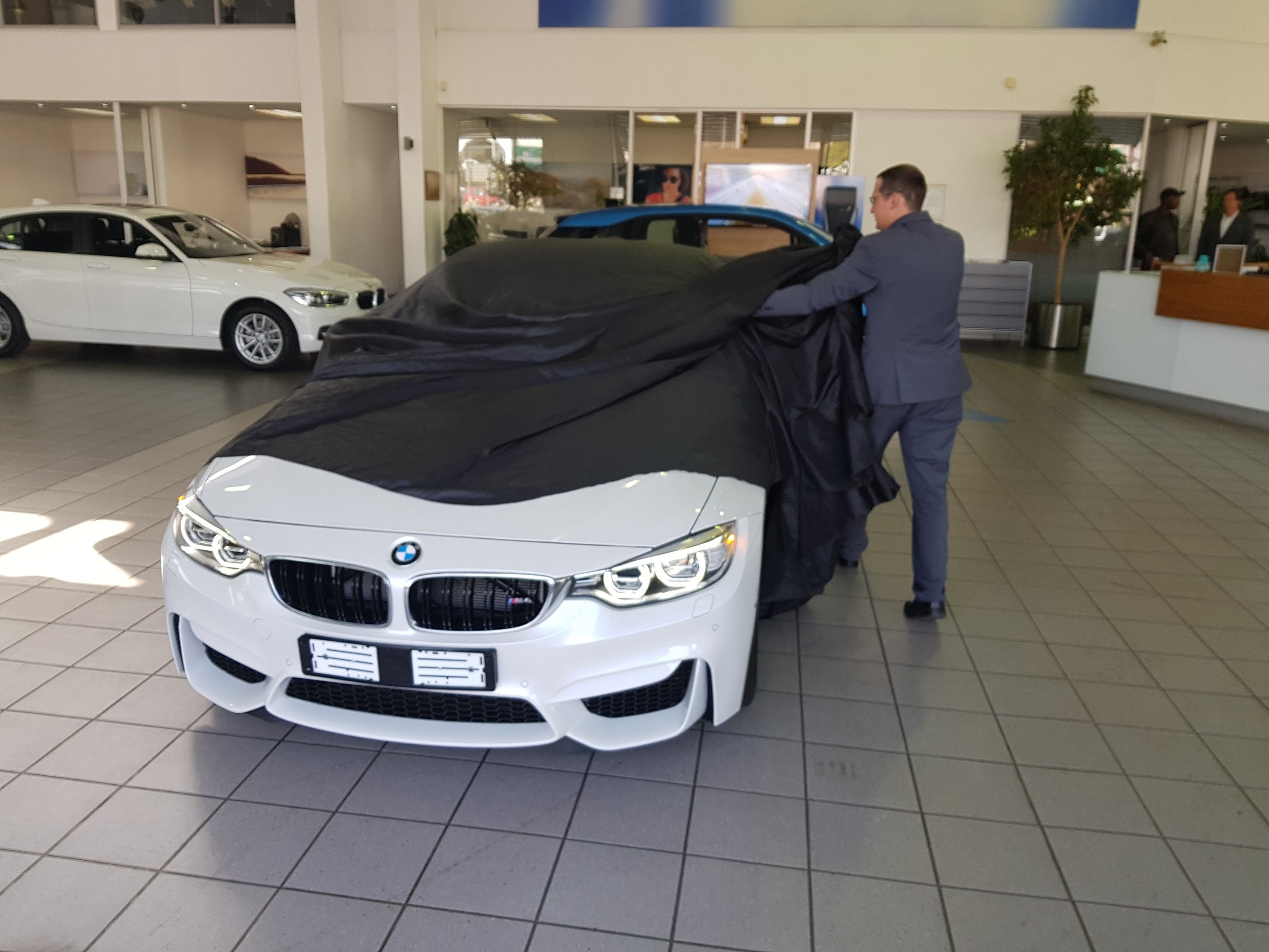 bmw1_3015716732.jpg