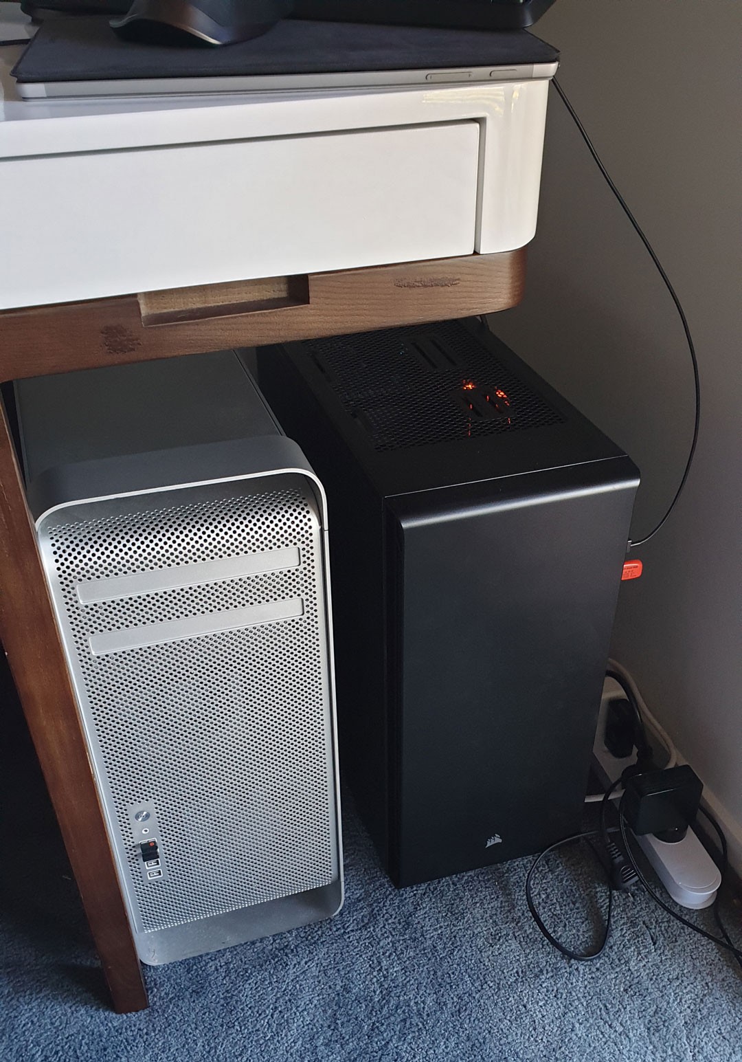 mac-and-black_1698608184.jpg
