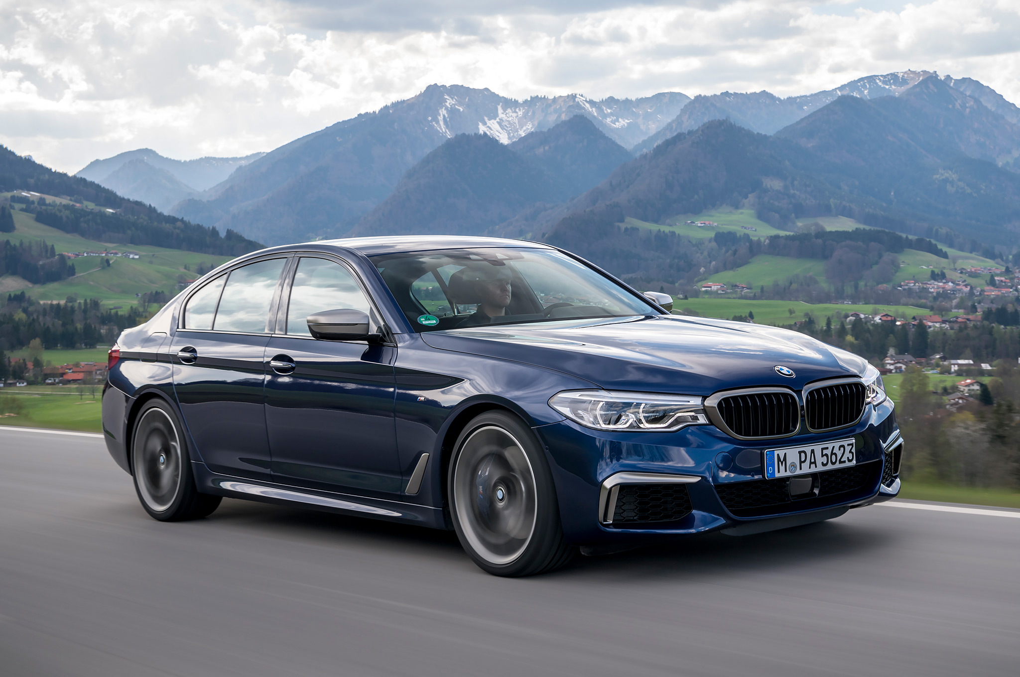 2018-BMW-M550i-xDrive-front-side-view-motion.jpg